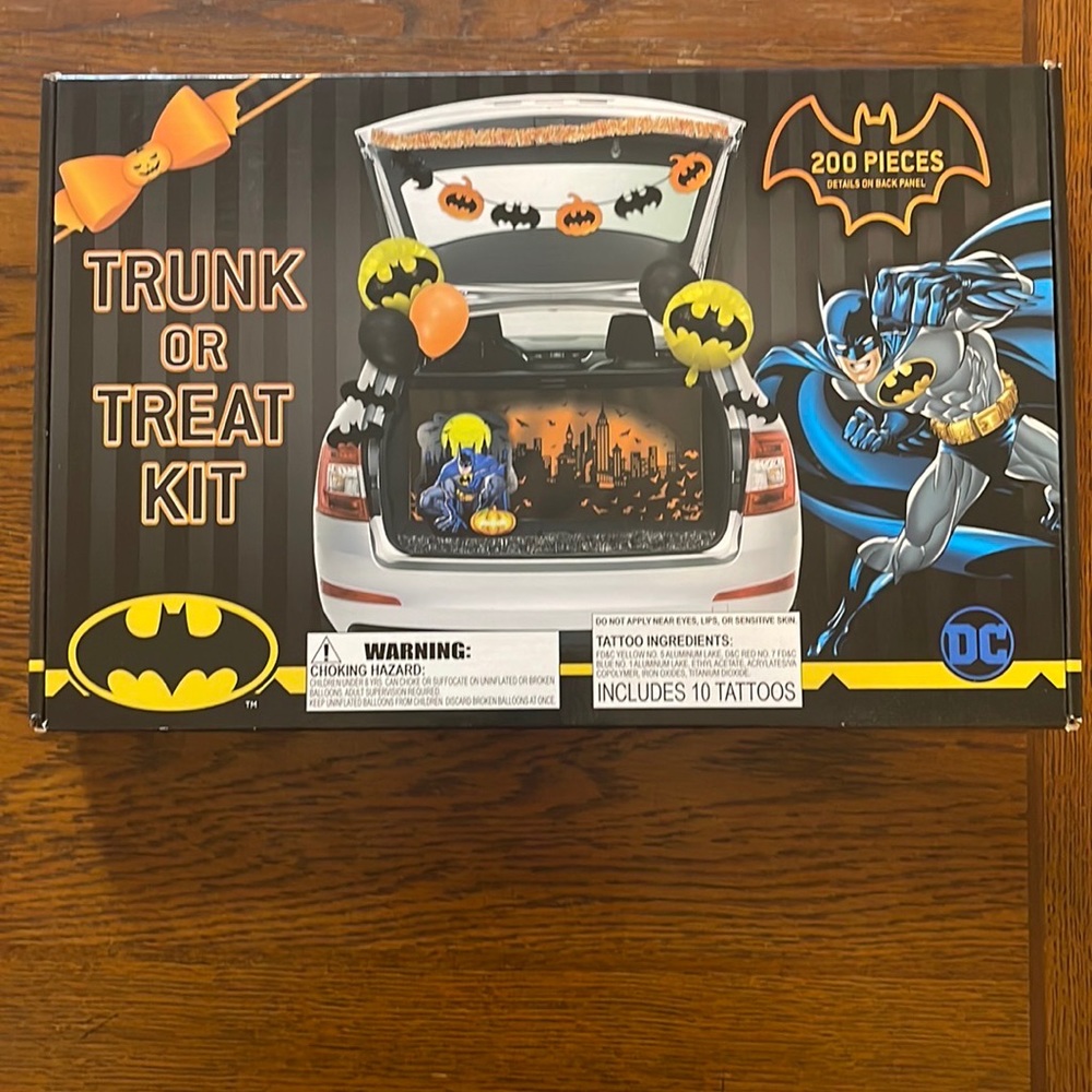 New Batman trunk or treat kit 200 pieces